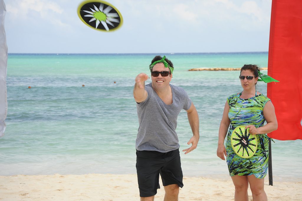 Incentive group beach activity frisbee Cancún